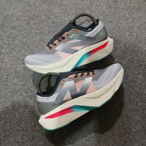 NEW BALANCE SC ELITE V4