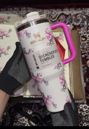 Stanley x LoveShackFancy Flowstate Quencher 40 oz Love Shack Fancy Cream Hot Pink