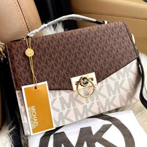MICHAEL-KORS HENDRIX MASSENGER SHOULDER BAG WITH OG BOX  (BIEGE COFFEE) 52
