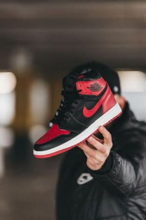 Air Jordan Retro 1 High Banned Bred
