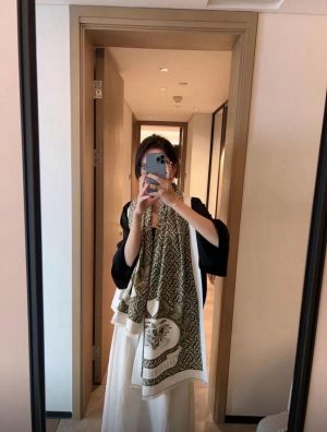 Burberry_Premium_Unisex_Woollen_Stole_withbox_5701 Burberry_Premium_Unisex_Woollen_Stole_withbox_5701
