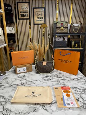 Louis_Vuitton Pochette With Double Box And Dust Bag Including Carry Bag (Green-M44840) Louis_Vuitton Pochette With Double Box And Dust Bag Including Carry Bag (Green-M44840)