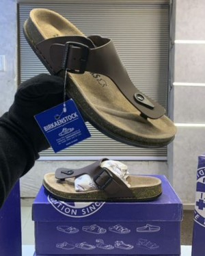 BIRKENSTOCK BROWN SLIDE