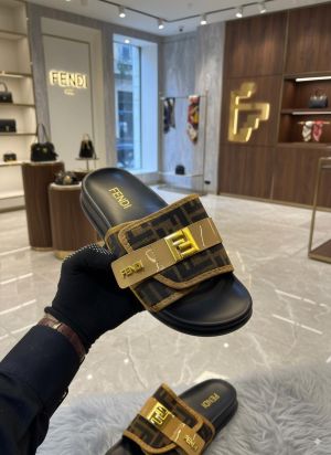 Fendi-roma-flipflop-2025