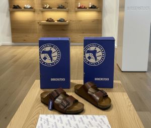 BIRKENSTOCK BROWN SLIDE