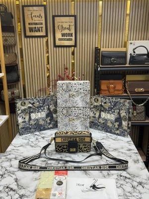 Christian_Dior_Baguette_HandBag_With_Box_And_DustBag_Including_CarryBag_(TIGERPRINT)