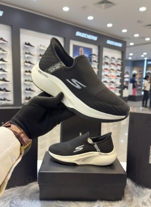 SKECHERS-SLIP-INS-MAX-CUSHIONING-SUSPENSION-Black-white