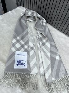 Burberry_BB6_Woollen_Scarf_With_PlainPolyBag_Packing