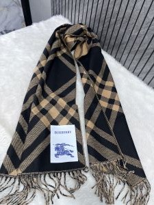 Burberry_BB7_Woollen_Scarf_With_PlainPolyBag_Packing