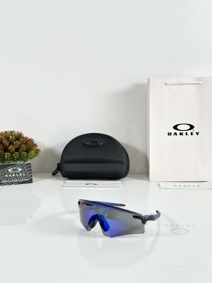 Oakley_9471_Black_Blue_Revo