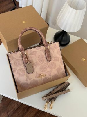 COAC.H MAGGIE SMALL TOTEBAG IN BLOCKED SIGNATURE CANVAS WITH OGBOX