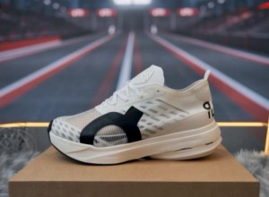 On CloudBoom Strike White