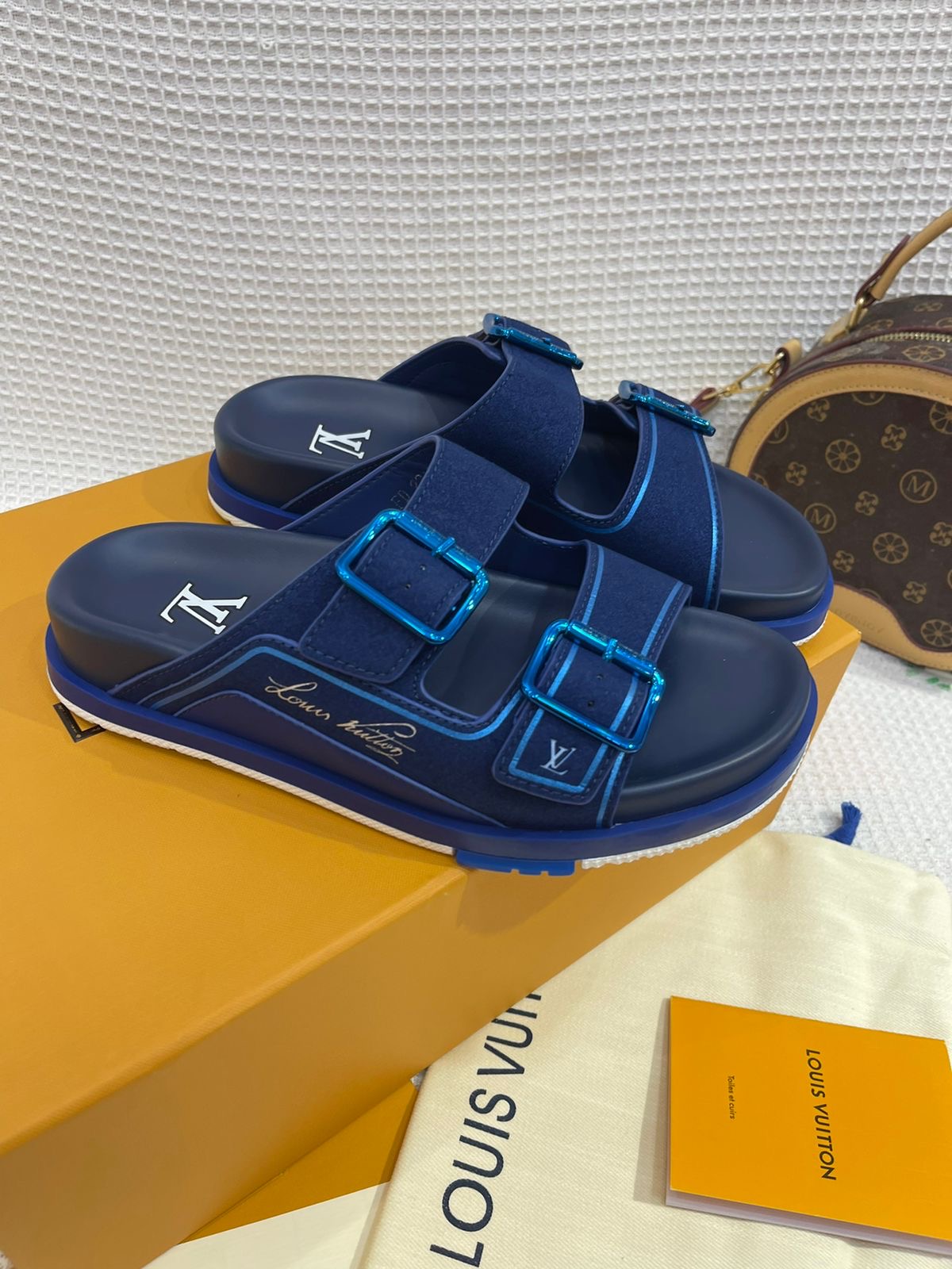 LV NBA TRAINER BLUE PREMIUM SLIDE