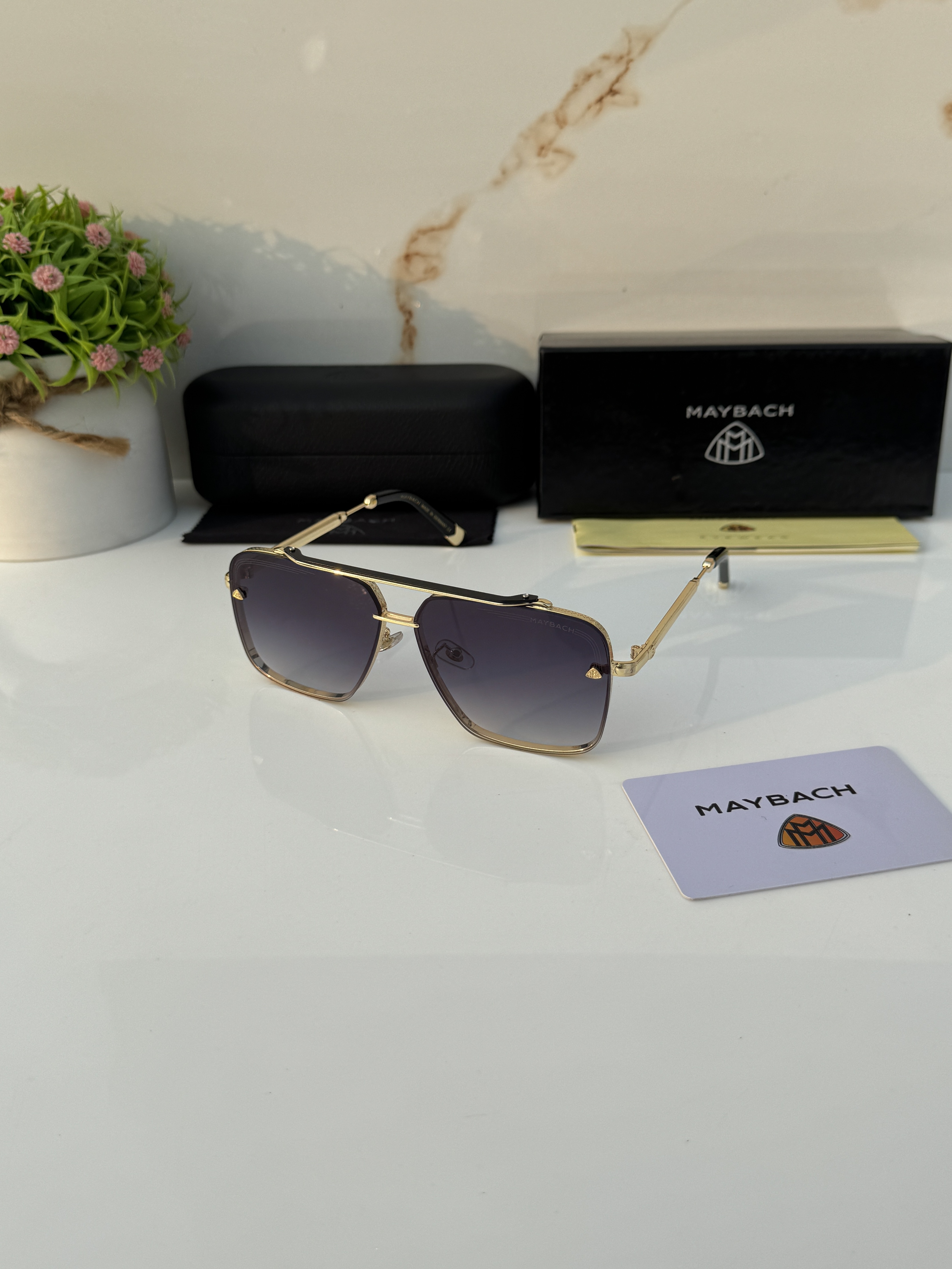 Maybach_72273_gold_black_shaded