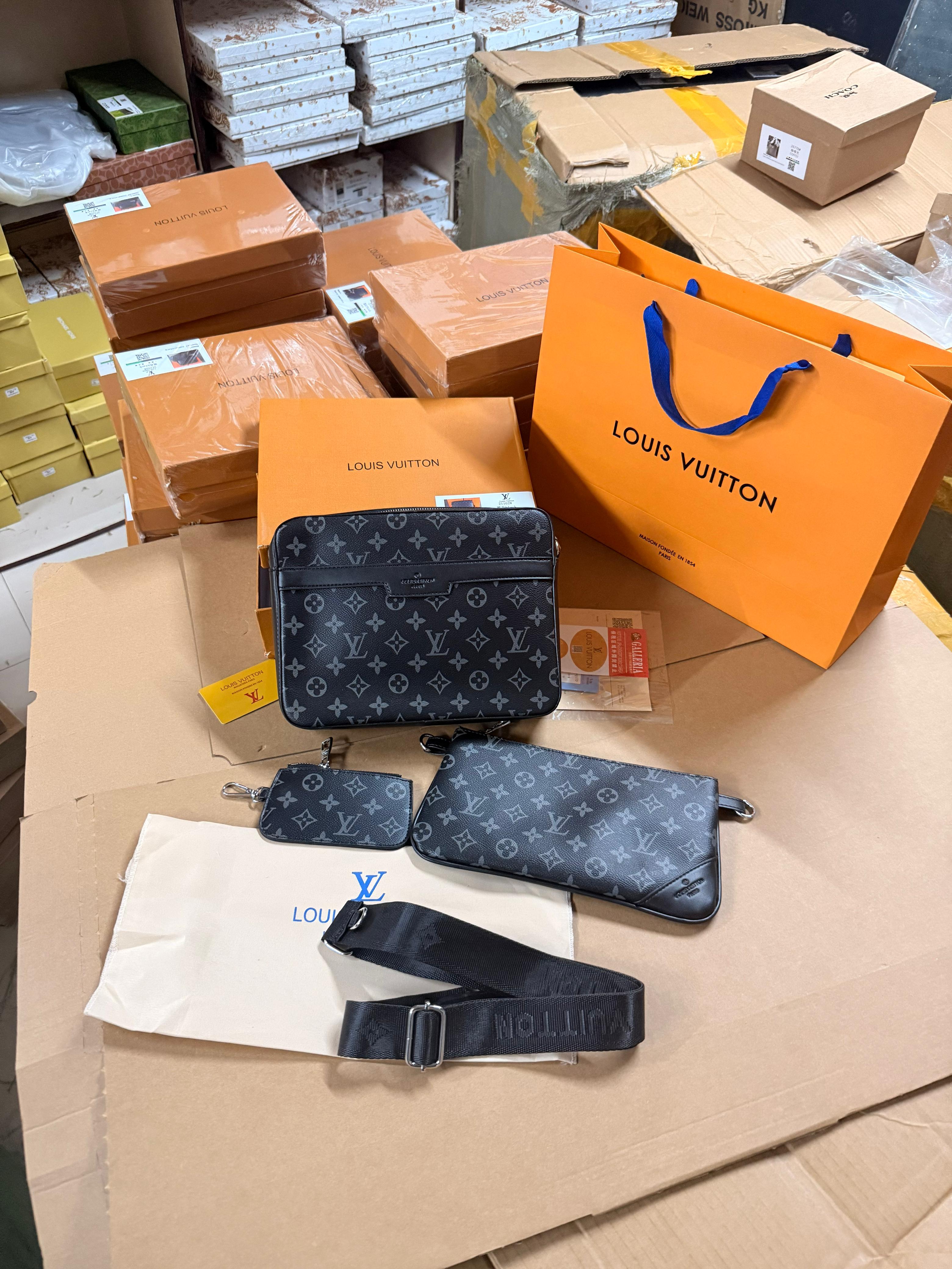 Louis_vuitton_lv_trio_messenger_bag_with_ogbox_carrybag_etc_181
