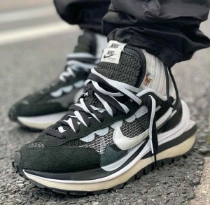 Nike_Vaporwaffle_Black_White_X_Sacai