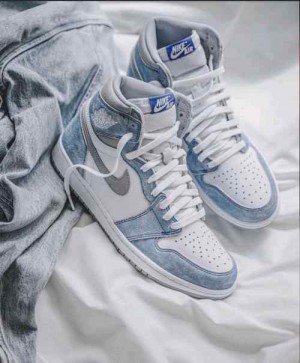 Air Jordan 1 Hyper Royal (646