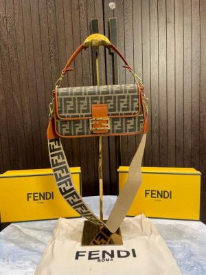 Fend_i Baguette Chain Midi with og box 295