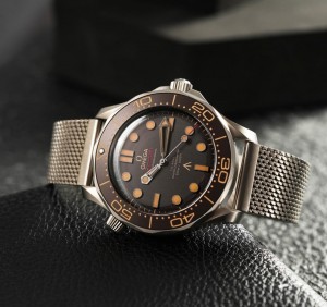 OMEGAA SEAMASTER 300 AUTOMATIC DIVER IN MAROON RING