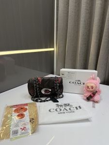 COAC.H LIPS PRINT PREMIUM HAND BAG WITH OG BOX & LABUBU DOLL FREE
