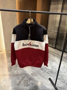 Ralph Laur en Red Pullover 