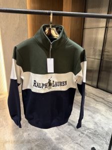 Ralph Laur en Green Pullover 