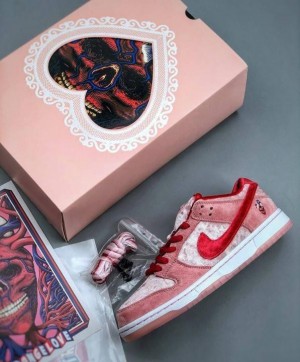 NIK E SB DUNK LOW STRANGELOVES WOMENS LE