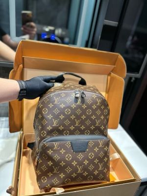 Louis_Vuitton_02_Discovery_Backpack_With_DustCover