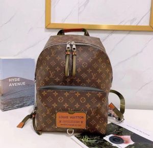 Louis_Vuitton_04_Discovery_Backpack_With_DustCover