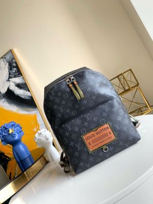 Louis_Vuitton_03_Discovery_Backpack_With_DustCover