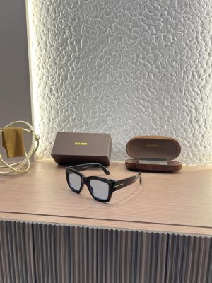 Tomford_184_blue_lens