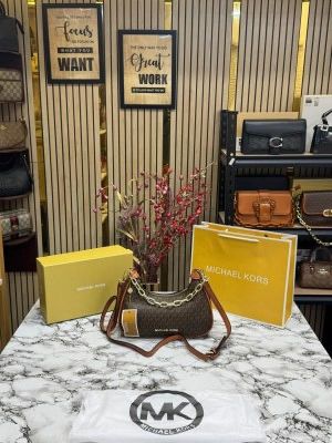 MICHAEL_KORS HUDSON LEATHER WITH OG BOX AND DUST BAG INCLUDING CARRY BAG PREMIUM QUALITY (BROWN)