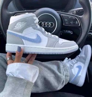 nikee jordan retro 1 mid WOLF GREY for her
