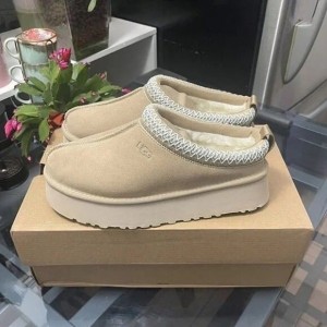 UG G TASMAN BEIGE SUEDE SLIPPER