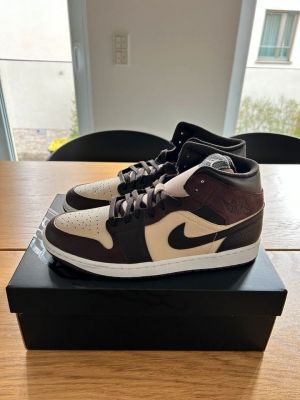 Nikke Air Jordan 1 Mid SE Paris YMCA