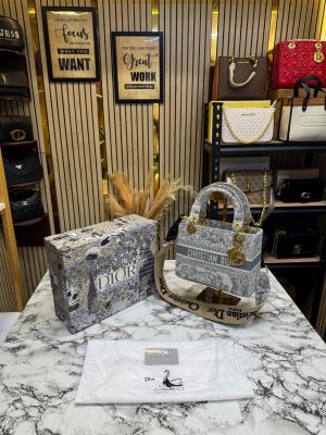 Christian_Dior_Lady_Embroidered_Canvas_Toile_De_Jouy_Style_Premium_Quality_(Grey-0889)