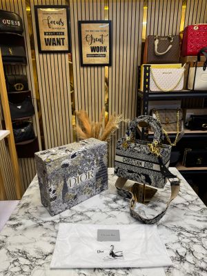 Christian_Dior_Lady_Embroidered_Canvas_Toile_De_Jouy_Style_Premium_Quality_(Black-0889)