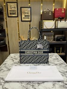 Christian_Dior_Oblique_Tote_In_Large_With_Dust_Bag