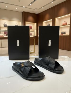 Louisvuitton-black-premium-quality-stylish-men-flipflop