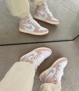 Nike-AIR-JORDAN-1-RETRO-HIOG-ATMOSPHERE-WHITE-MUSLIN-SAIL