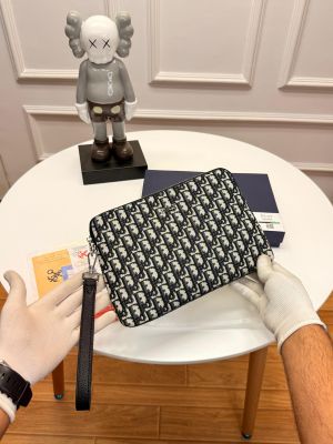 CHRISTIA_N DIO_R OBLIQUE EMBROIDERY MESSENGER POUCH WITH HOLDER & OGBOX CARD