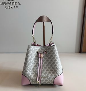 Michael_Kors_CB_Bucket_Bag_Medium_With_DustCover_CarryBag