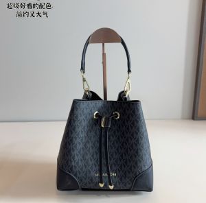 Michael_Kors_CB_Bucket_Bag_Medium_With_DustCover_CarryBag