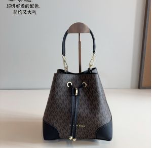 Michael_Kors_CB_Bucket_Bag_Medium_With_DustCover_CarryBag