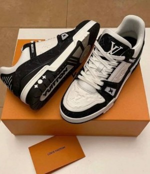 LOUIS-VUITTON-TRAINERS-MONOGRAM-BLACK-WHITE-WITH-LV-KIT
