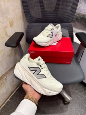 NE W BALANCE FRESH FOAM X MORE V5 RUNNING SHOES