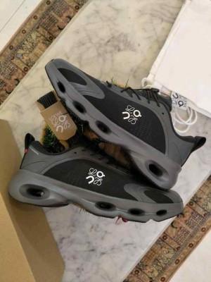 ON RUNNING CLOUD SOLO BLACK GREY