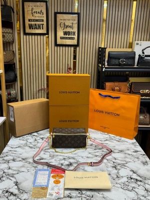 LOUIS_VUITTON BLOOM POUCH WITH OG DUST BAG & BIL DOUBLE BOX INCLUDING CARRY BAG PREMIUM QUALITY (V-M11303) 