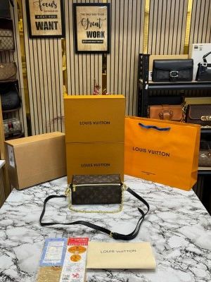 LOUIS_VUITTON BLOOM POUCH WITH OG DUST BAG & BIL DOUBLE BOX INCLUDING CARRY BAG PREMIUM QUALITY (V-M11303) 