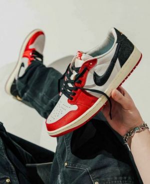 Jordan 1 Low Trophy Room 590